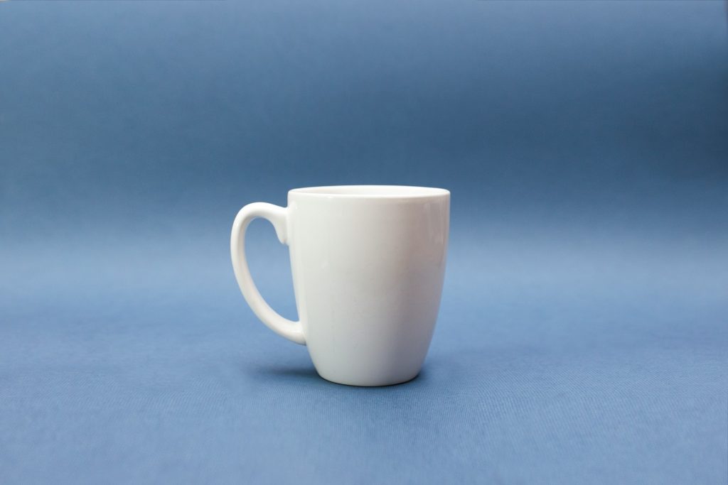 Personalizacja w detalach: niestandardowe rozwiązania w ceramice reklamowej