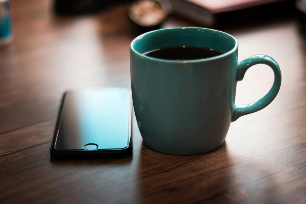 Jak zaprojektować kubek, który trafi do social media? Gadżety w employer branding
